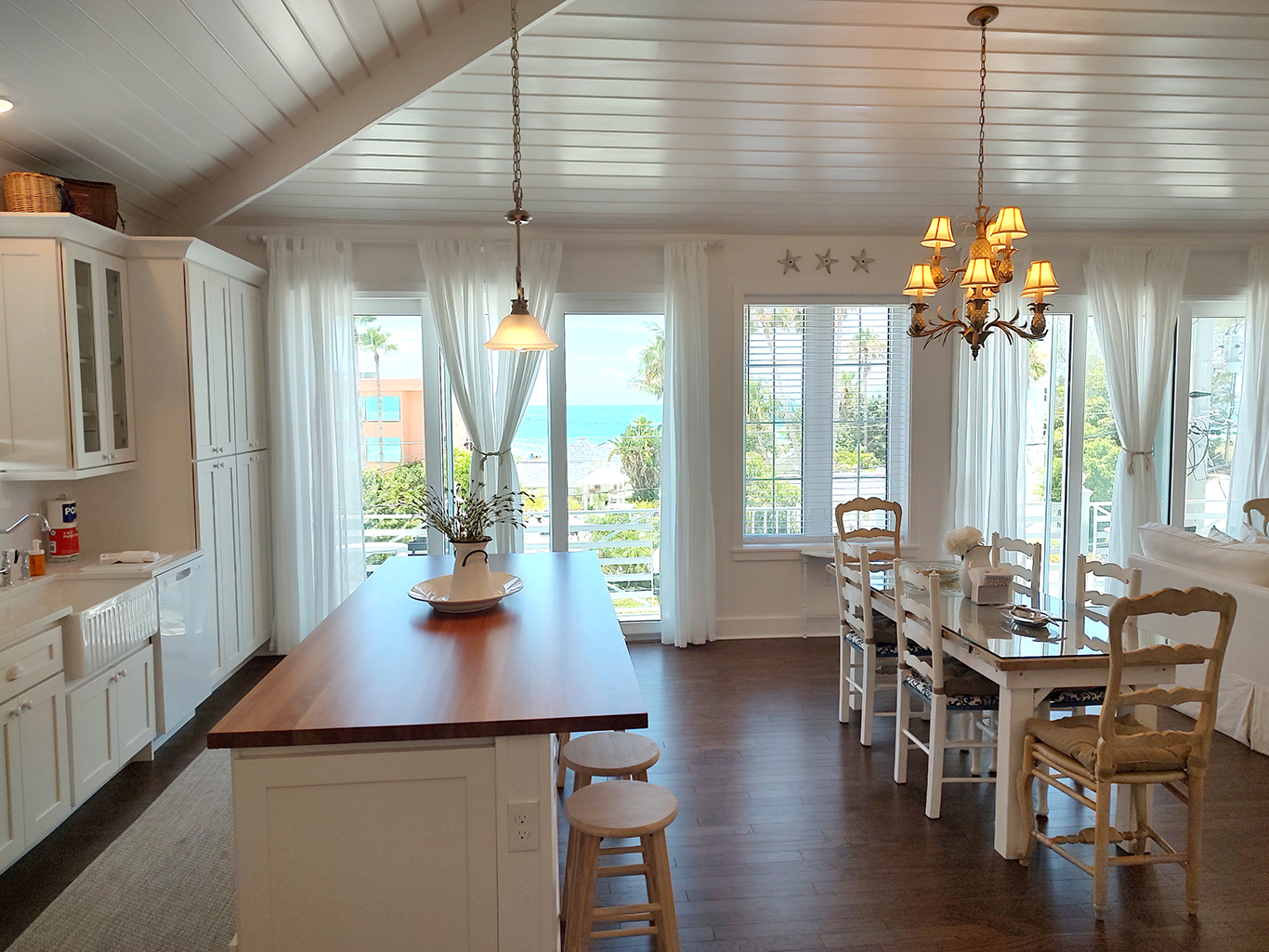 Kitchen with a beach view in the White Pelican Bungalow