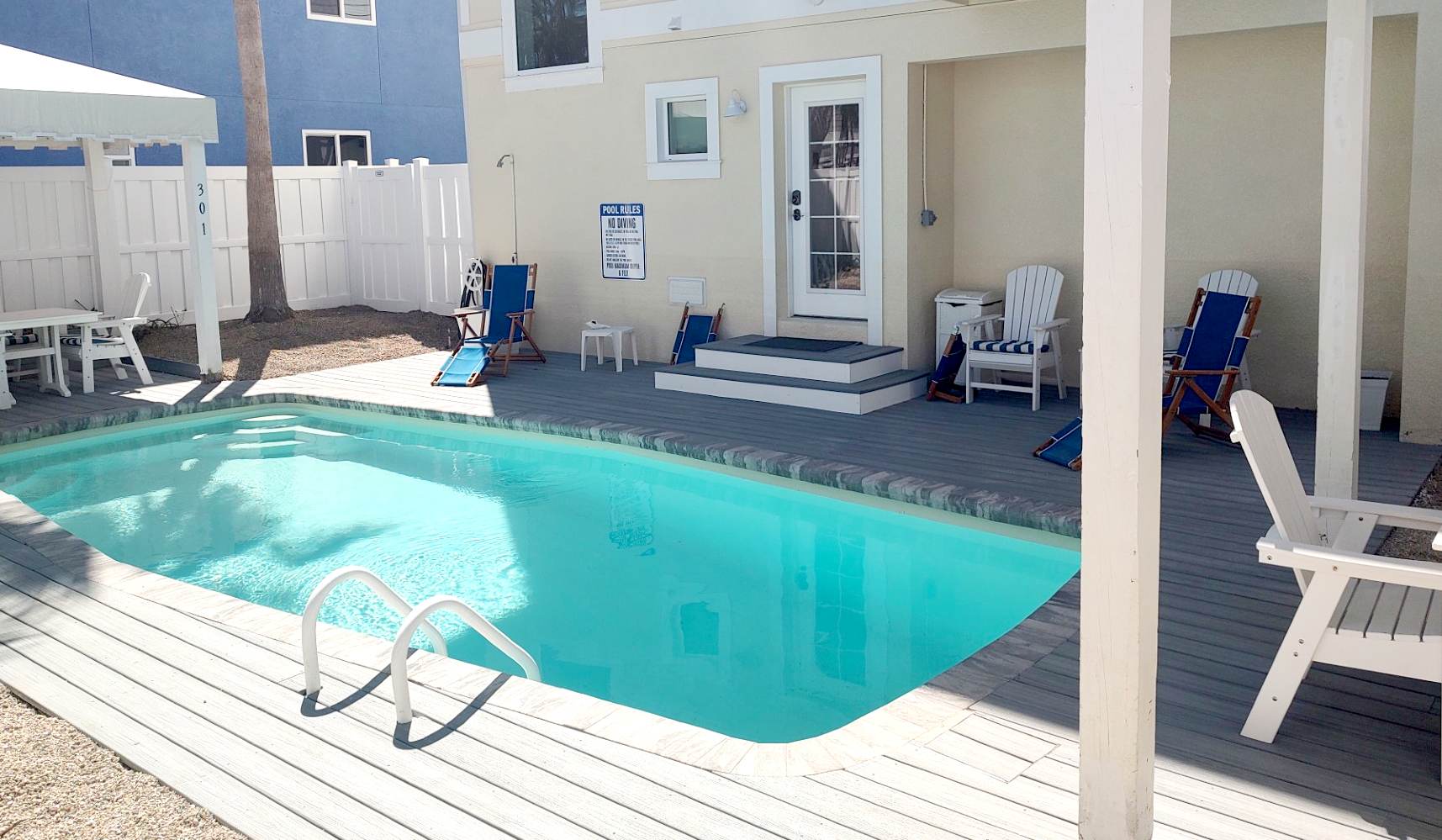 The pool between bungalows 201 and 301